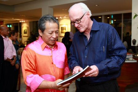 The Australian High Commissioner to Malaysia, HE Mr Miles Kupa, presents a token to the Minister of Foreign Affairs, YB Dato’ Sri Anifah Aman.